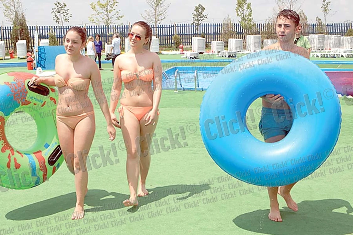 Fetele şi-au făcut cu greu curaj  să încerce cel mai abrupt  tobogan din parc (Fotografii: Roberto Sălceanu)