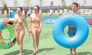 Fetele şi au făcut cu greu curaj  să încerce cel mai abrupt  tobogan din parc (Fotografii: Roberto Sălceanu) jpeg