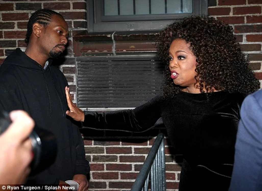 Potrivit martorilor, la ieşirea din studio, Oprah l-a recunoscut pe Mitchell şi chiar a pus mâna pe pieptul lui FOTO dailymail.co.uk