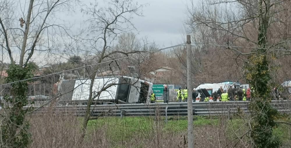 Un autocar cu 52 de români s-a răsturnat pe o autostradă din Italia