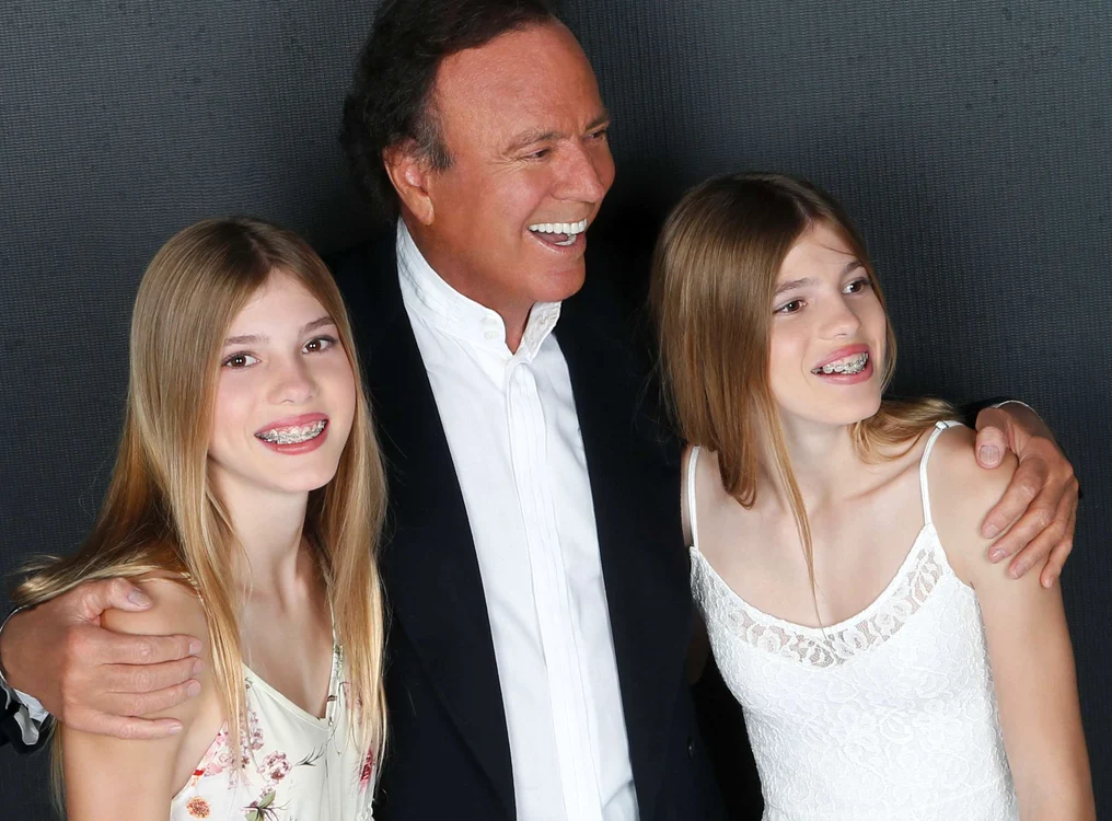 
    Julio Iglesias și gemenele luifoto: arhivă  