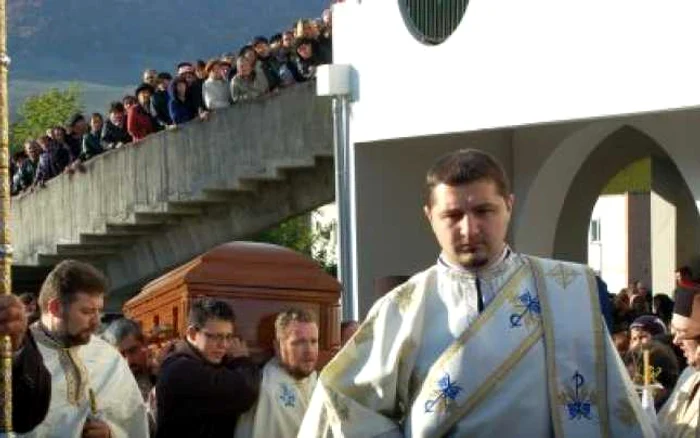 Un sobor format din 30 de preoţi l-a condus pe ultimul drum pe preotul Dragoş Munteanu