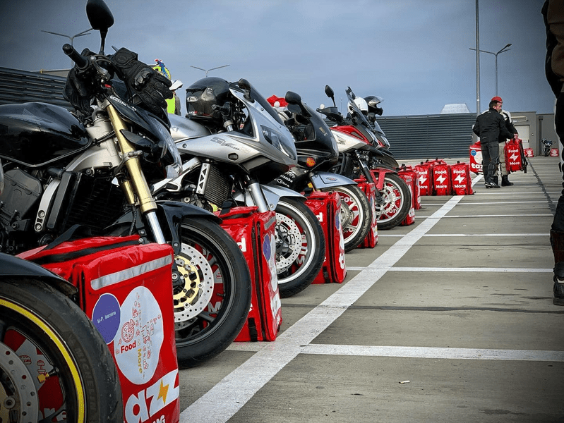 „Livrări de bine” pe motociclete, la Timișoara. Cristi Hrubaru de la Rock FM, căpitan de drum cu daruri pentru copii FOTO