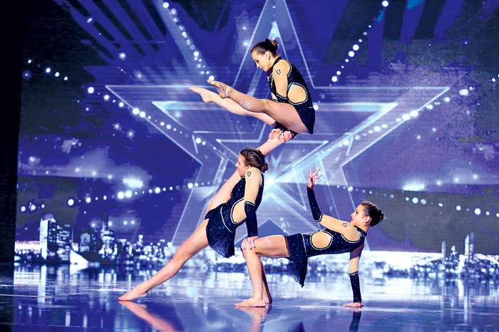 Fetele din trupa Triada au impresionat cu elemente de acobaţie extrem de dificile, care parcă au sfidat legile fizicii