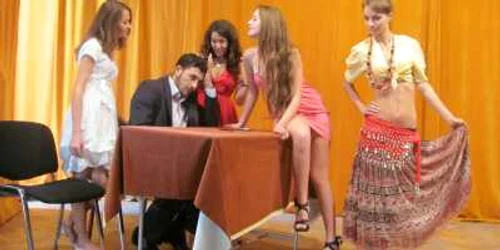 Giurgiu:  Scenă din spectacolul "E criză!": Directorul de şcoală asaltat de crize