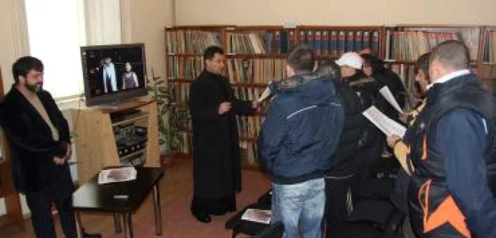 Deţinuţii au cântat colinde la biblioteca publică