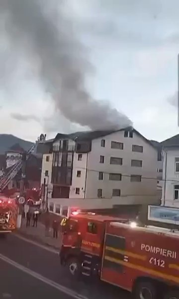 Pensiune în flăcări în Călimănești. Angajatul găsit de pompieri în mansarda care a luat foc a murit VIDEO