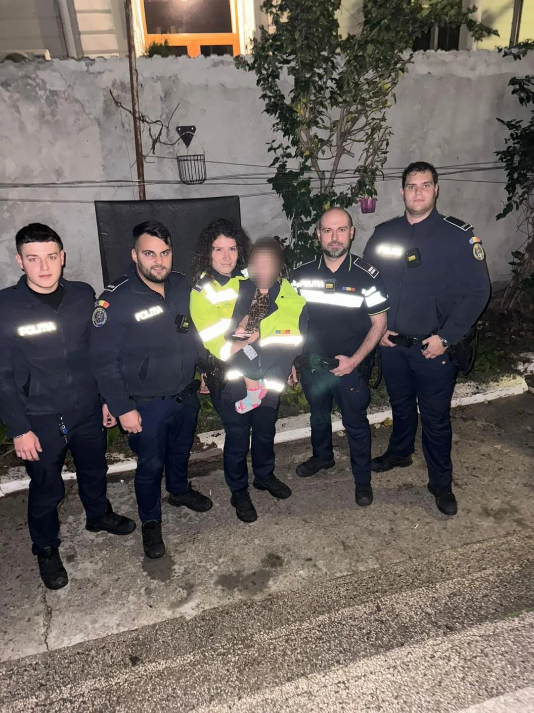 O fetiţă de trei ani, desculţă și doar în rochie, găsită rătăcind pe stradă. Un trecător a observat-o și a sunat la 112