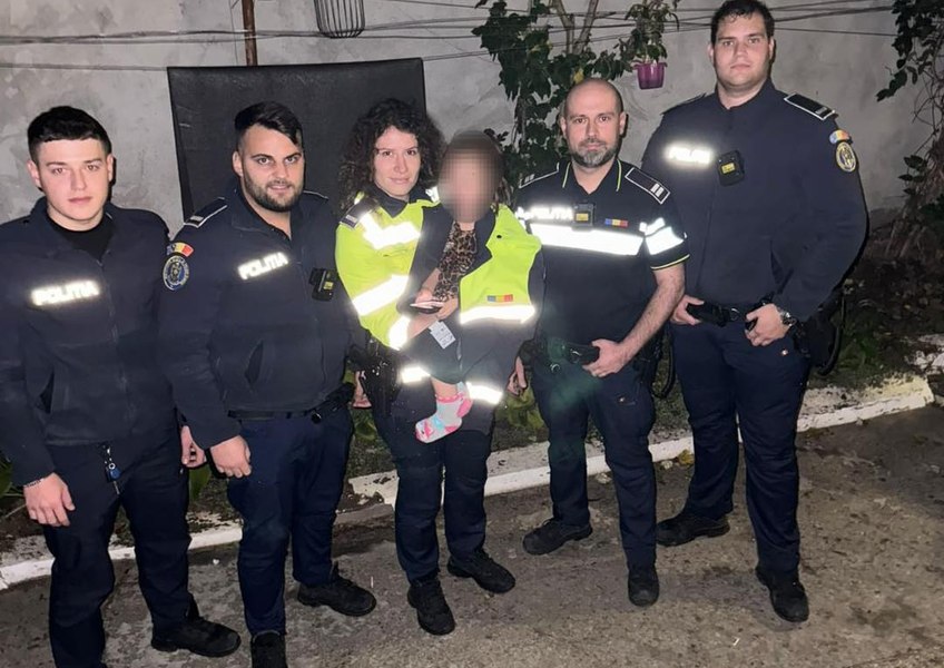 O fetiţă de trei ani, desculţă și doar în rochie, găsită rătăcind pe stradă. Un trecător a observat-o și a sunat la 112