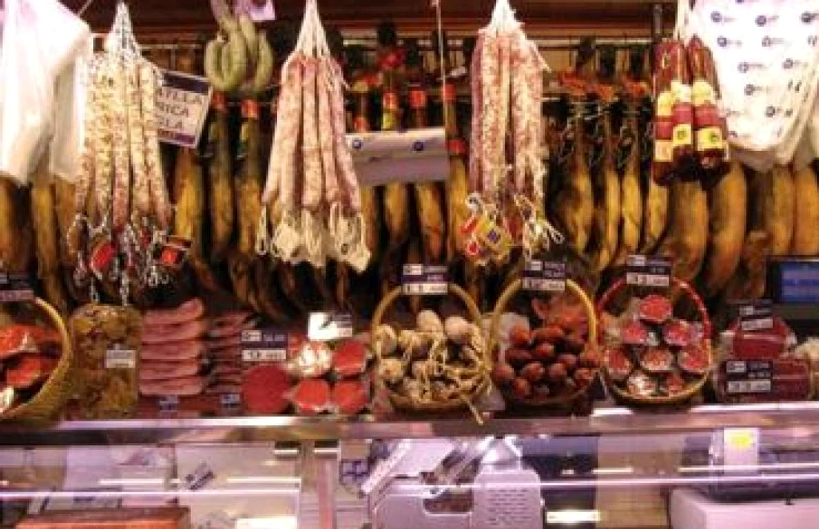 Braşov: Carne expirată şi mâncare depozitată necorespunzător