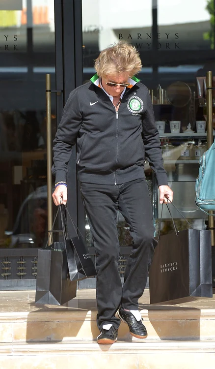 
    Rod Stewart a plecat plin de pungi de la shopping (FOTO: TNYF/WENN.com)  