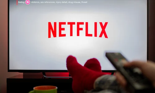 Televizor Netflix filme telecomanda FOTO Shutterstock
