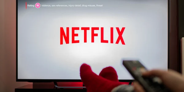 Televizor Netflix filme telecomanda FOTO Shutterstock