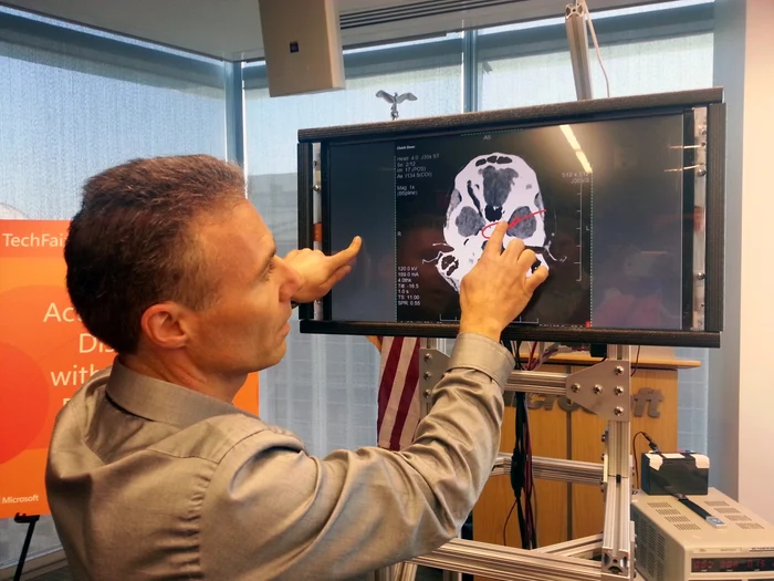 Doctorii ar putea interacţiona direct cu ecranele mişcate de braţe robotice FOTO Microsoft Research