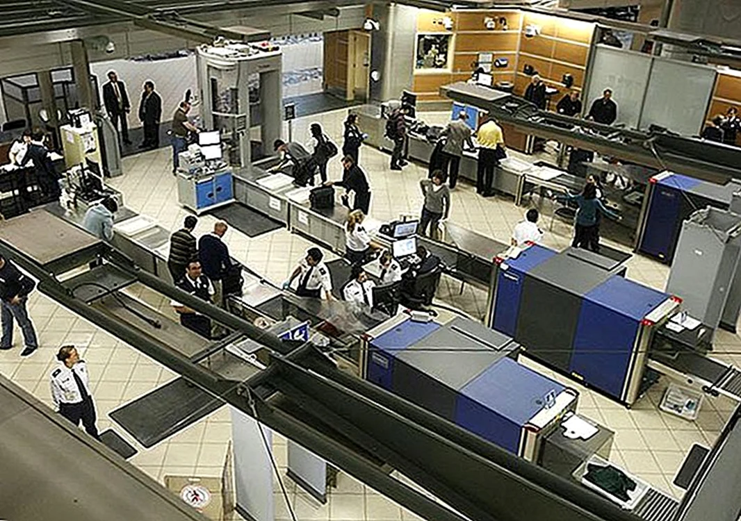 O maşinuţă cu explozibil a fost detectată de scanerul cu raze X din aeroport. Foto arhivă