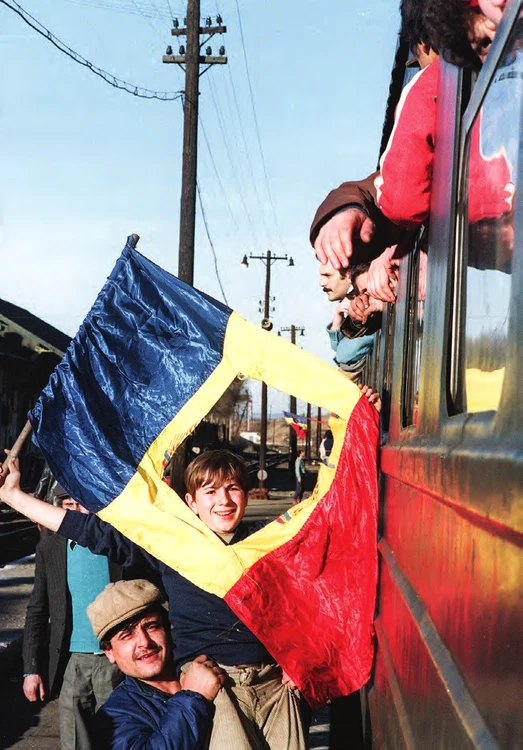 Tren plin cu oameni, veşti bune, emoţii şi steaguri de pe care s-a tăiat stema RSR