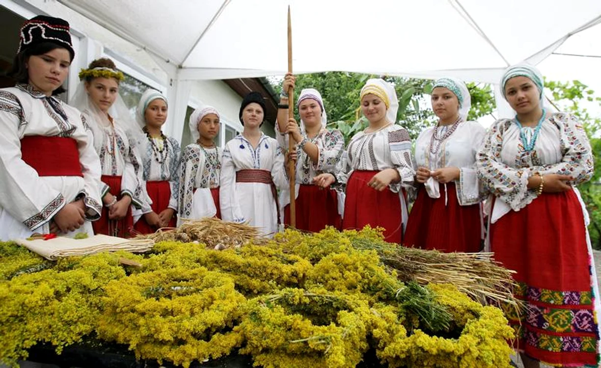 
    Coronițele din flori de Sânziene aduc bucurii în viața noastrăfoto: Arhiva Click!  