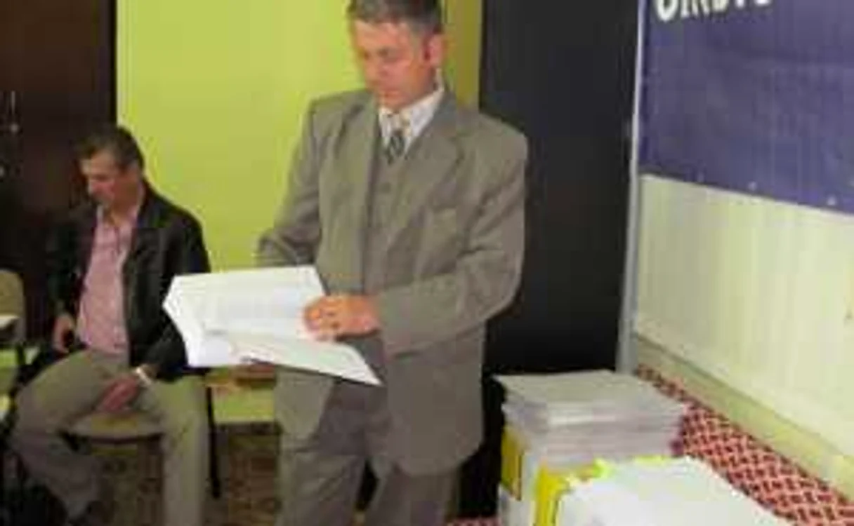Nicolae Bârlea, vicepreşedintele Sindicatului Învăţământ, prezintă unul din dosarele ce va ajunge în instanţă