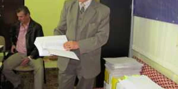 Nicolae Bârlea, vicepreşedintele Sindicatului Învăţământ, prezintă unul din dosarele ce va ajunge în instanţă