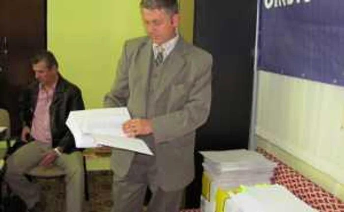 Nicolae Bârlea, vicepreşedintele Sindicatului Învăţământ, prezintă unul din dosarele ce va ajunge în instanţă