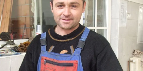 Mecanicul Cristian Kaiser a schimbat azi mai multe cauciucuri tăiate de gropi