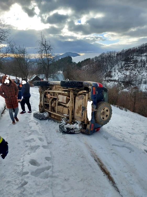 Şoferul a fost prins sub maşină şi a decedat. Foto: ISU Alba