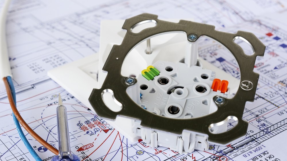 Tot ce trebuie să știi despre instalația electrică: costuri, implementare, firme acreditate și legislație actuală