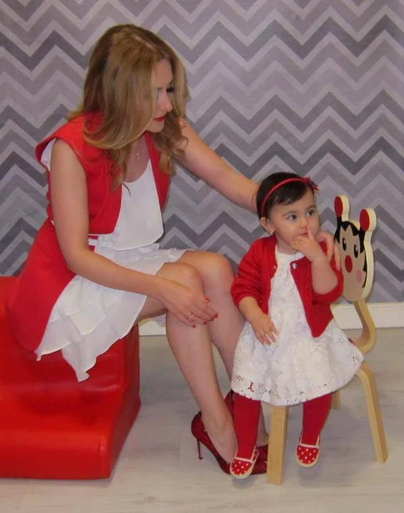 Fetiţa Alinei Sorescu, Carolina, a repetat gestul făcut de Elena Udrea