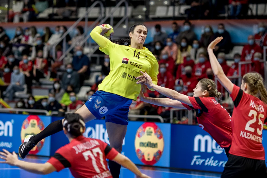
    Bianca Bazaliu a reușit 5 goluri în meciul cu KazahstanFoto: sportpictures.eu  