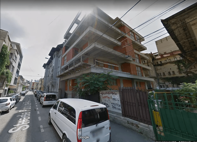Un bloc construit cu autorizație falsă în centrul Capitalei a fost demolat