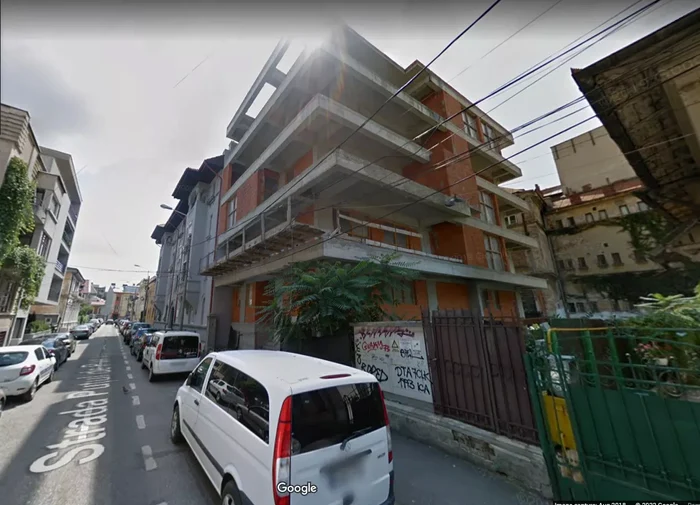Blocul de pe strada Puțul de Piatră nr. 5A care a fost demolat / Foto: Captură / Google Maps