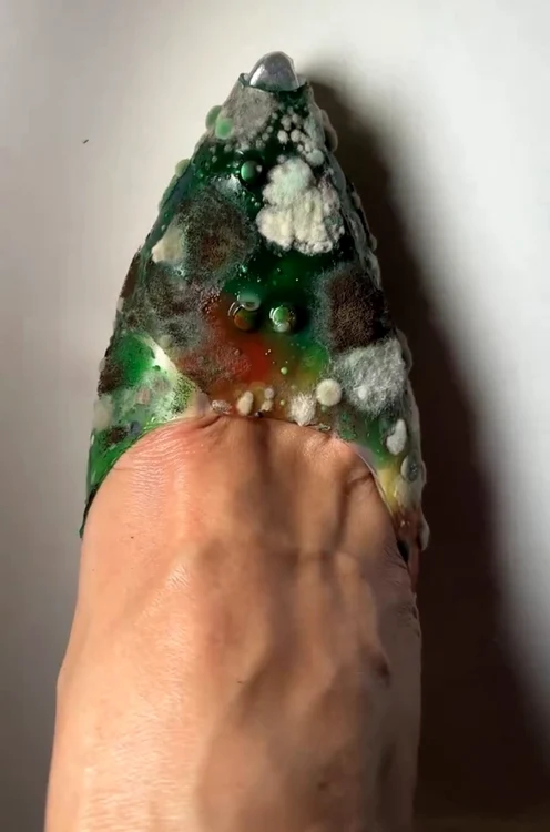 Una dintre cele mai recente lucrări ale sale sunt pantofii mucegăiţi. Foto: Profimedia