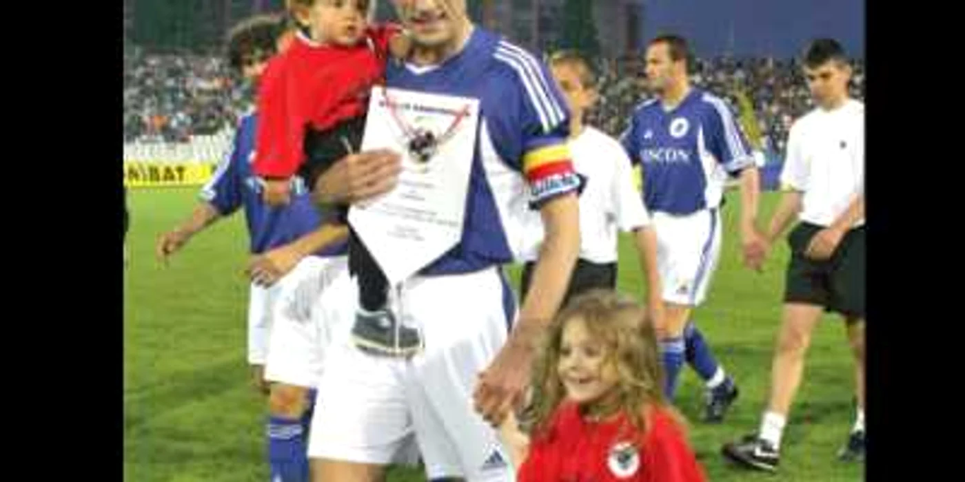Fostul internaţional Gică Popescu  şi-a încurajat copiii, pe Nicolas şi Maria,  să facă mişcare 