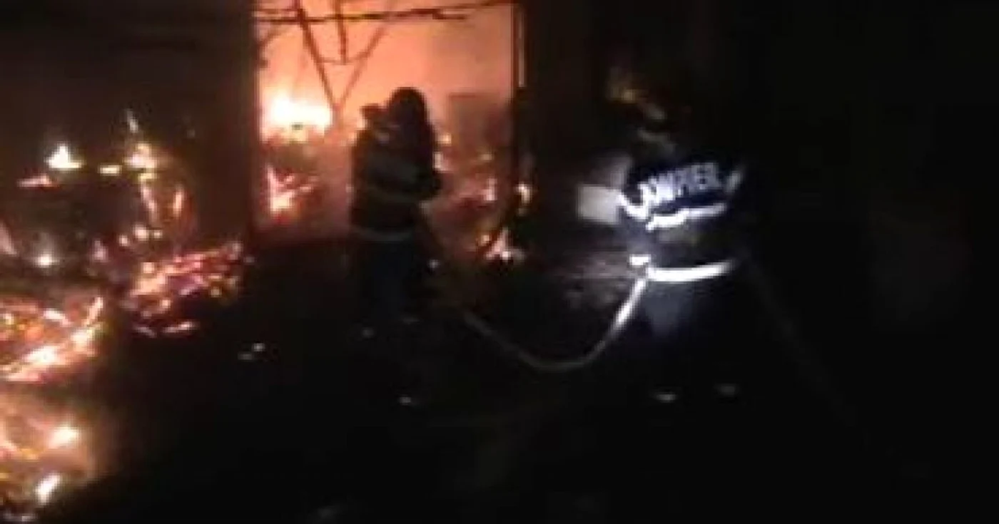 Târgu-Jiu: Incendiu de proporţii la o fabrică de cherestea din comuna Crasna