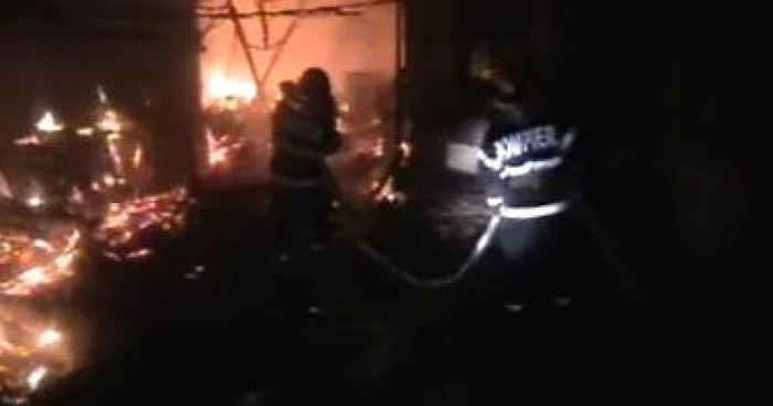 Târgu-Jiu: Incendiu de proporţii la o fabrică de cherestea din comuna Crasna