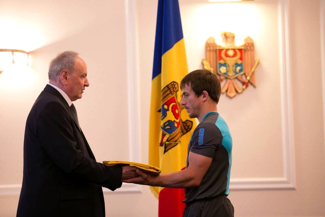 Nicolae Timofti înmânează drapelul Republicii Moldova FOTO Preşedinţia RM
