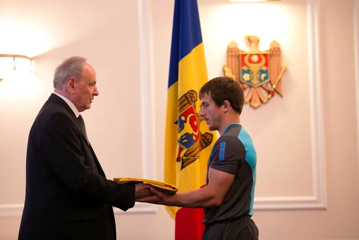 Nicolae Timofti înmânează drapelul Republicii Moldova FOTO Preşedinţia RM