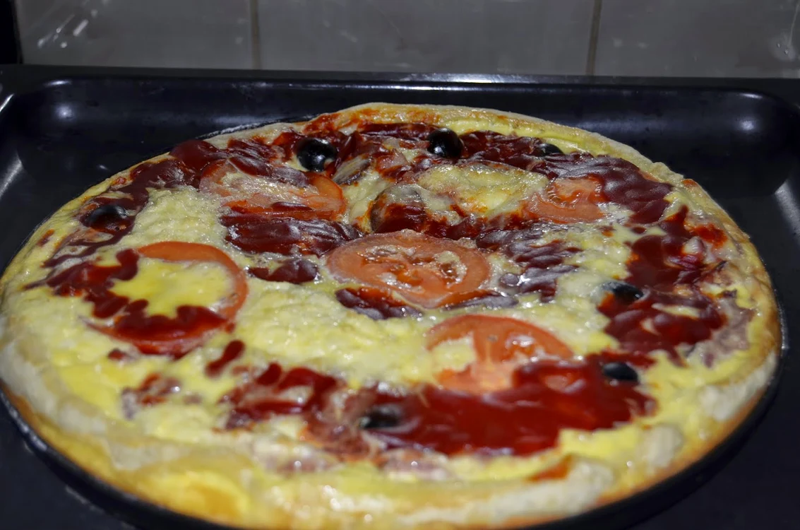 Pizza cu bacon şi salam