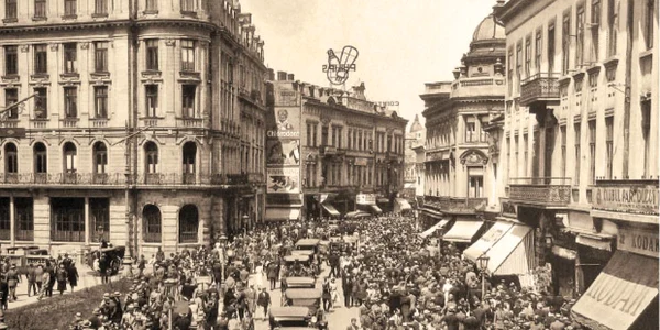 Zeci de mii de bucureşteni ieşeau la promenadă pe Calea Victoriei în fiecare duminică, în perioada interbelică.