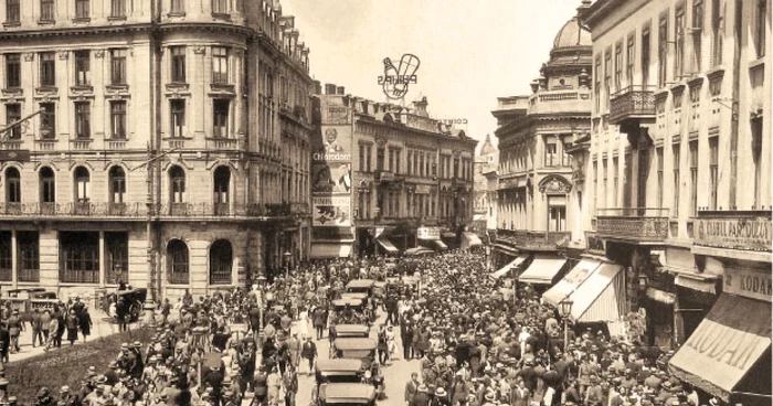 Sute de bucureşteni ieşeau la promenadă pe Calea Victoriei la începutul secolului X. FOTO PMB