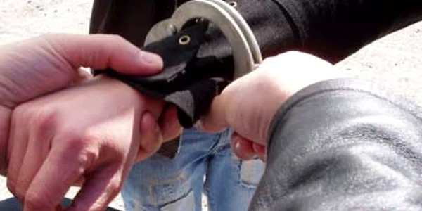 Poliţist lovit de un minor agresiv cu cătuşele în cap în timp ce încerca să-l imobilizeze Foto