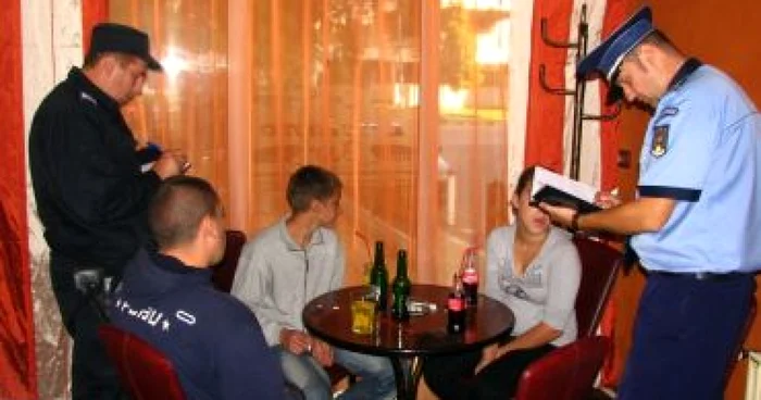 Hunedoara: GALERIE FOTO Cinsprezece elevi au lăsat banca pentru scaunul de la bar