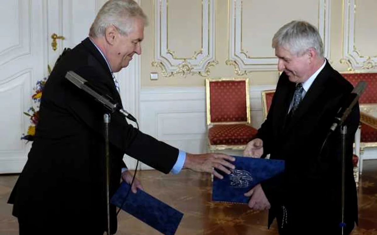Premierul Jiri Rusnok (dreapta) predă preşedintelui Milos Zeman (stânga) demisia guvernului. FOTO: Reuters