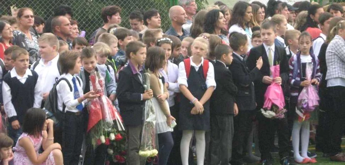 Miile de elevi botoşăneni de clasa a I a au rămas dezamăgiţi în prima zi de şcoală. Nu au primit abecedar şi nici manuale electronice FOTO Cosmin Zamfirache