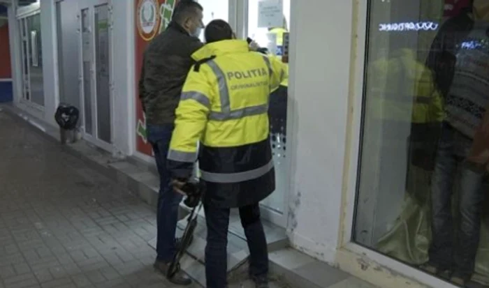 
    Agresorul a fugit imediat de la fața loculuifoto: Observatornews.ro  