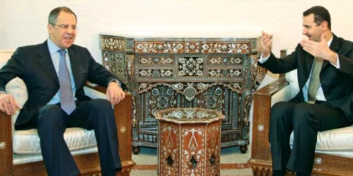 Ministrul de Externe rus, Serghei Lavrov (stânga), şi preşedintele sirian, Bashar al-Assad