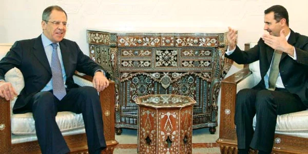 Ministrul de Externe rus, Serghei Lavrov (stânga), şi preşedintele sirian, Bashar al-Assad  