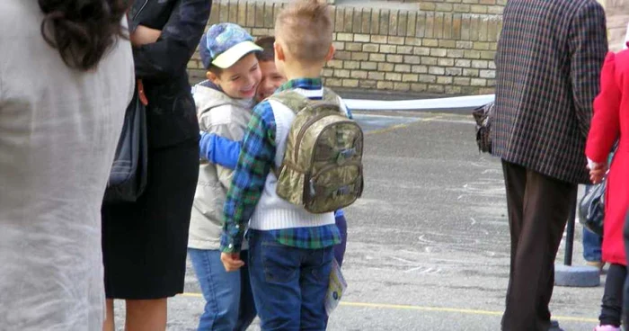 BUcuria revederii cu prietenii, în prima zi de şcoală. FOTO: Vali Silaghi