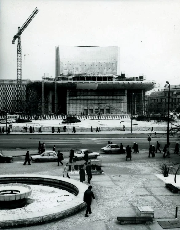 Teatrul Național din București, în perioada construcției. FOTO: Revista Arhitectura