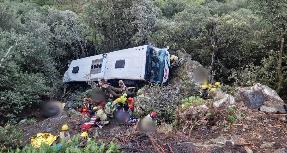 Peste 80 de persoane au fost rănite în Spania după ce un autocar a căzut 20 de metri într-o râpă